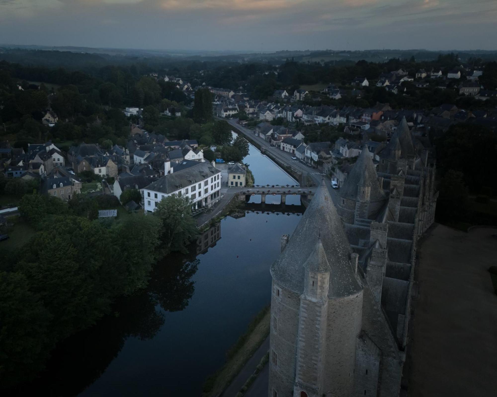 Hôtel Restaurant Du Château Josselin Exterior foto